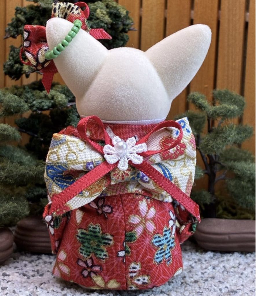 كيمونو أحمر مزهر للأم مصنوع يدويًا