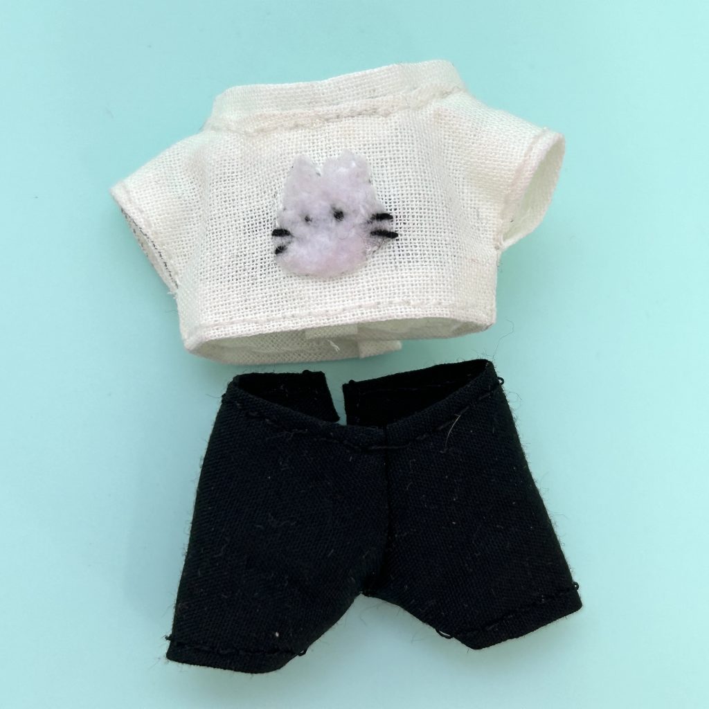 T-SHIRT ET PANTALON BLANCS FAITS MAIN POUR CHAT TEINTÉS PAR ACCIDENT EN ROSE Japon Ne s'applique pas