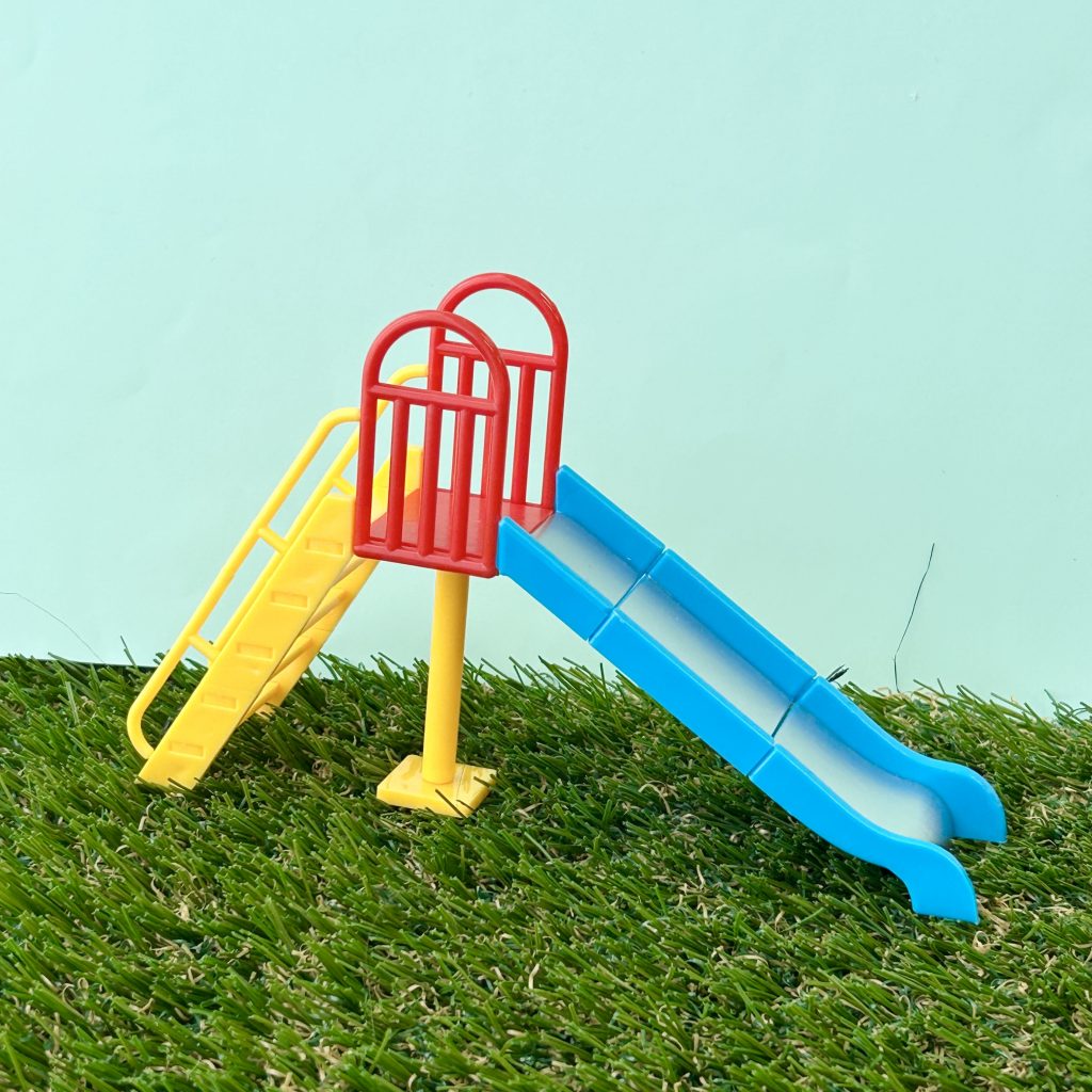 Capsule Jouet Miniature Équipement de Terrain de Jeu Toboggan 2025 Hotline
