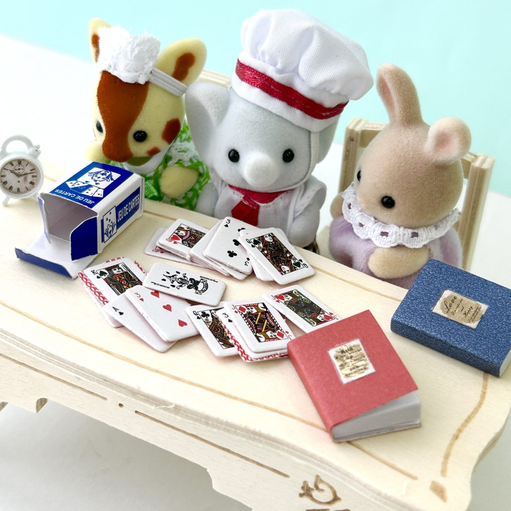 Set miniatura Libro Reloj despertador Cartas de juego Cocina natural