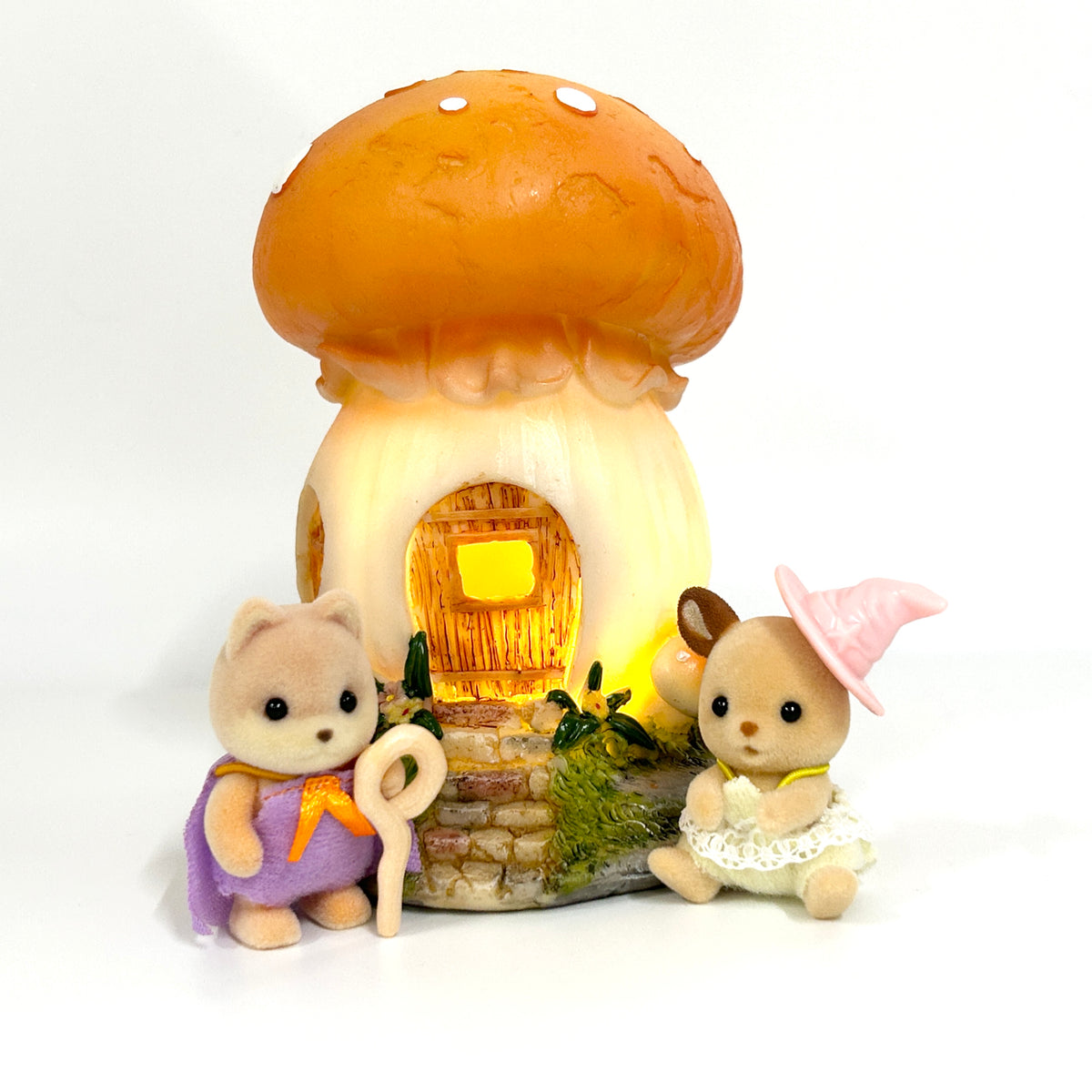 Mushroom House - Round Roof Natural Kitchen