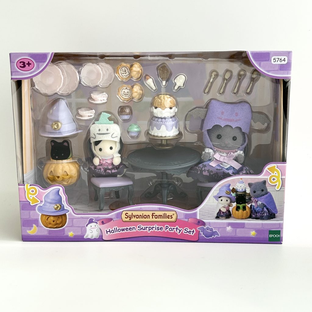 طقم حفلة مفاجأة هالووين 5764 من Sylvanian Families Calico Critters