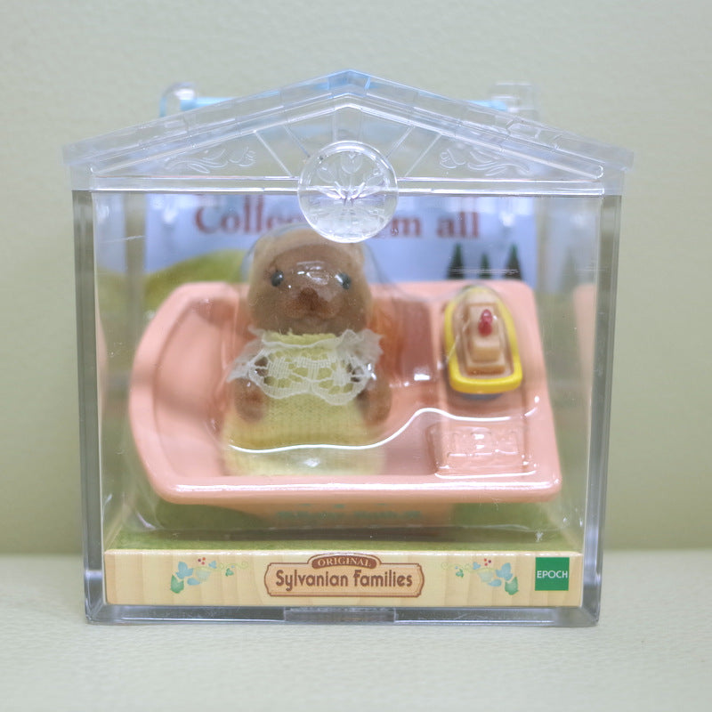 arabic
حافظة حمل للأطفال على شكل قندس 96711 Sylvanian Families Calico Critters