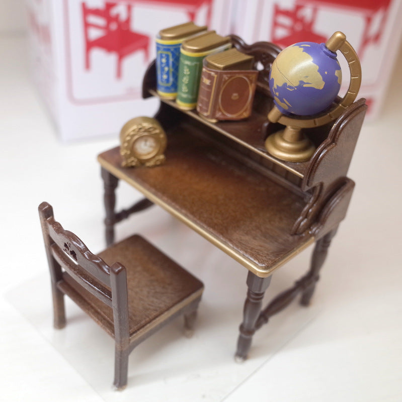Classic Brown Writing Desk 2019 14188 عائلات سيلفانيان كاليكو كريترز