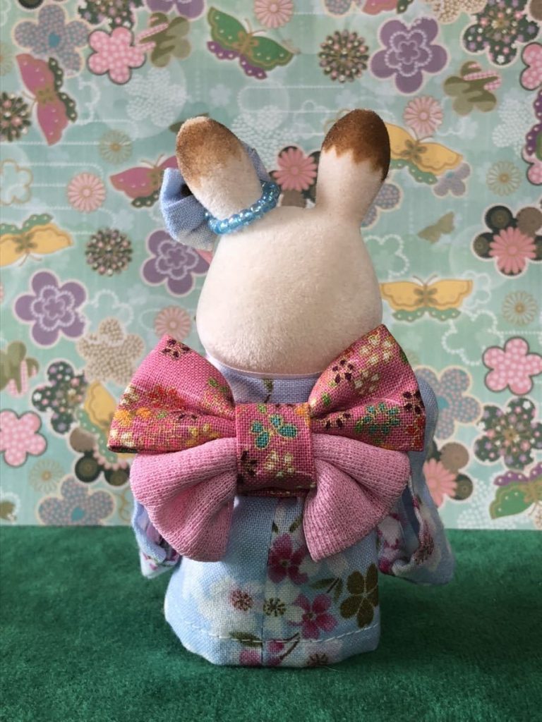 كيمونو يدوي الصنع للأم بنقشة زهور زرقاء صنع يدوياً في اليابان