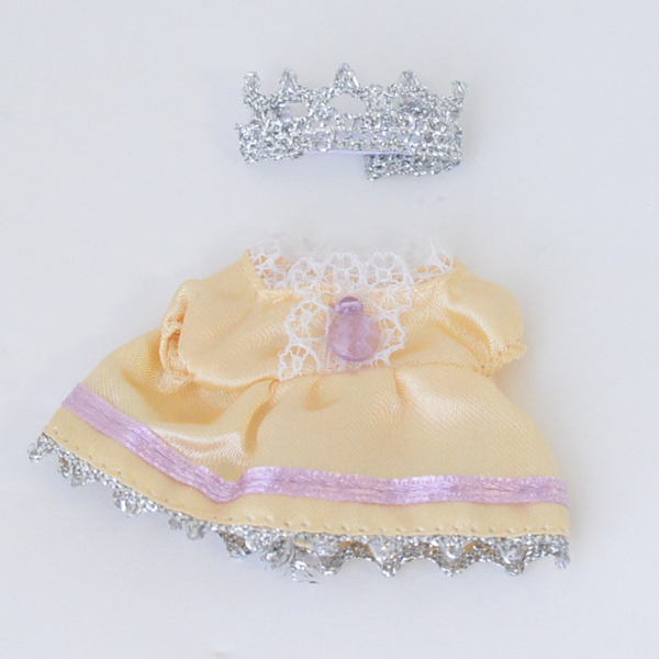 Robe d'or de la fille avec Tiara Fan Club Japan Calico Critters