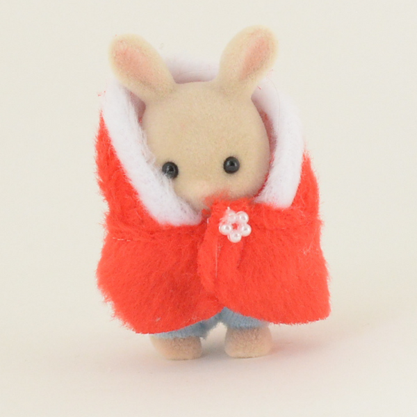 Bebé de conejo de leche en abrigo de navidad japón