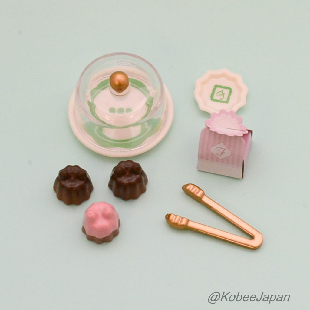 مجموعة 4 قطع من متجر كعك الكبسولات في الغابة 3 عائلات سيلفانيان كاليكو كريترز