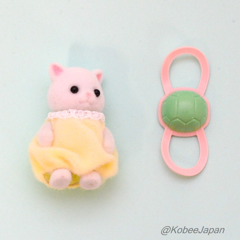 Série Amis de la Mer Bébé Chat Persan Bébé avec Sac à Dos Tortue 2023 Familles Sylvanian Calico Critters