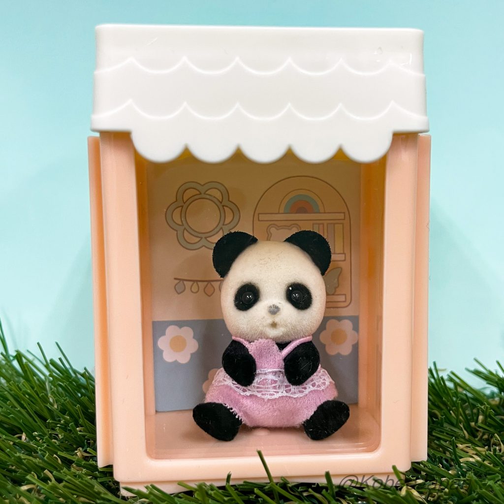 Vitrine modulable en forme de maison blanche et rose