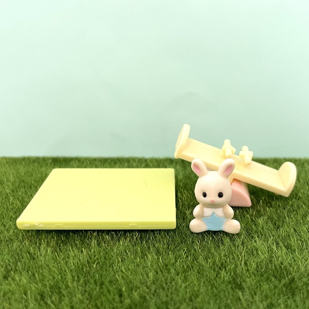 Capsulas Juguete Casa de Bebé y Jardín Conejo de Leche Balancín para Bebé 2025 Familias Sylvanian Calico Critters