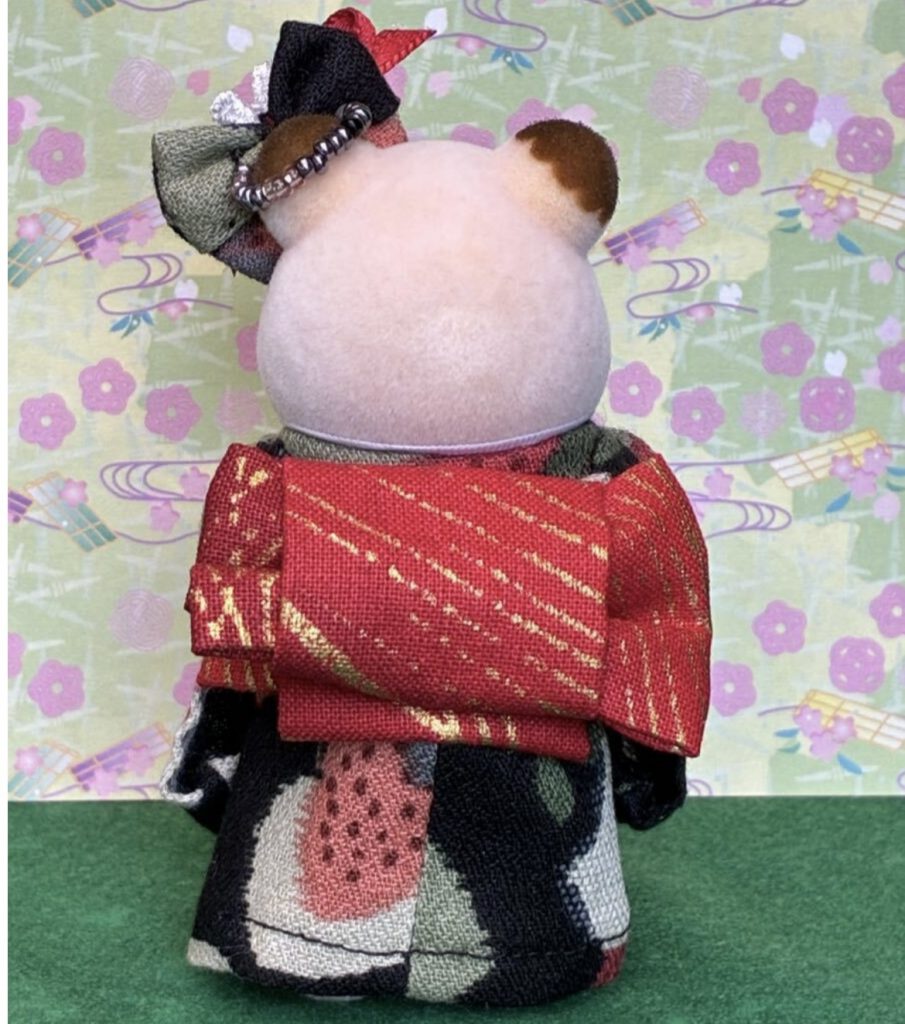 كيمونو أسود بطبعة فراولة للأم مصنوع يدويًا