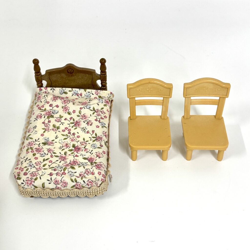 [used] Single Bed and Chairs Set Sylvanian Families Calico Critters