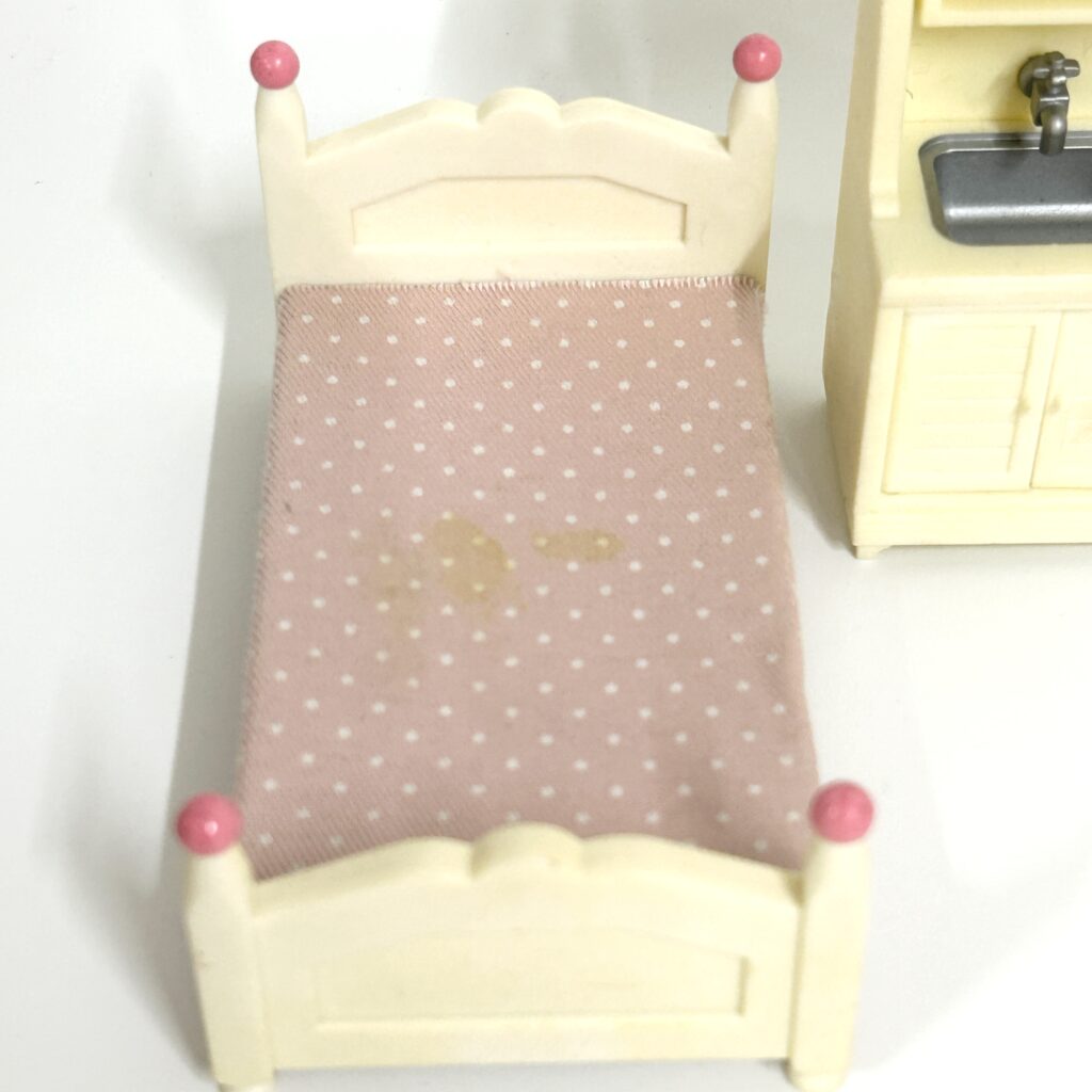 [usado] Conjunto de cama y lavabo blanco Sylvanian Families Calico Critters