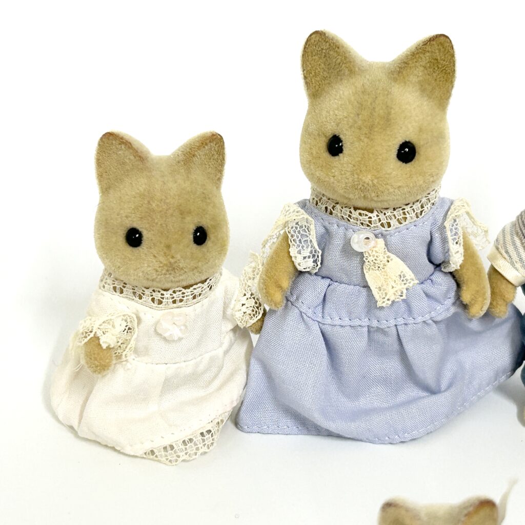 [used] Vintage Urban Life Ivory Cat Family Sylvanian Families Calico Critters