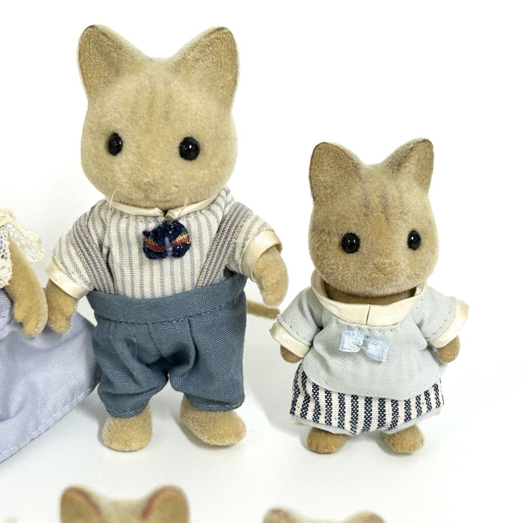[used] Vintage Urban Life Ivory Cat Family Sylvanian Families Calico Critters