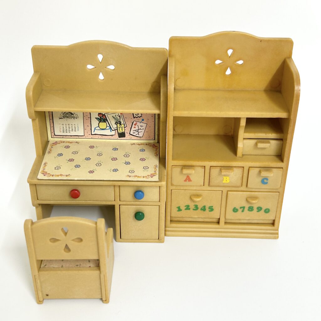 [used] طقم مكتب ورف للطفل من Sylvanian Families Calico Critters