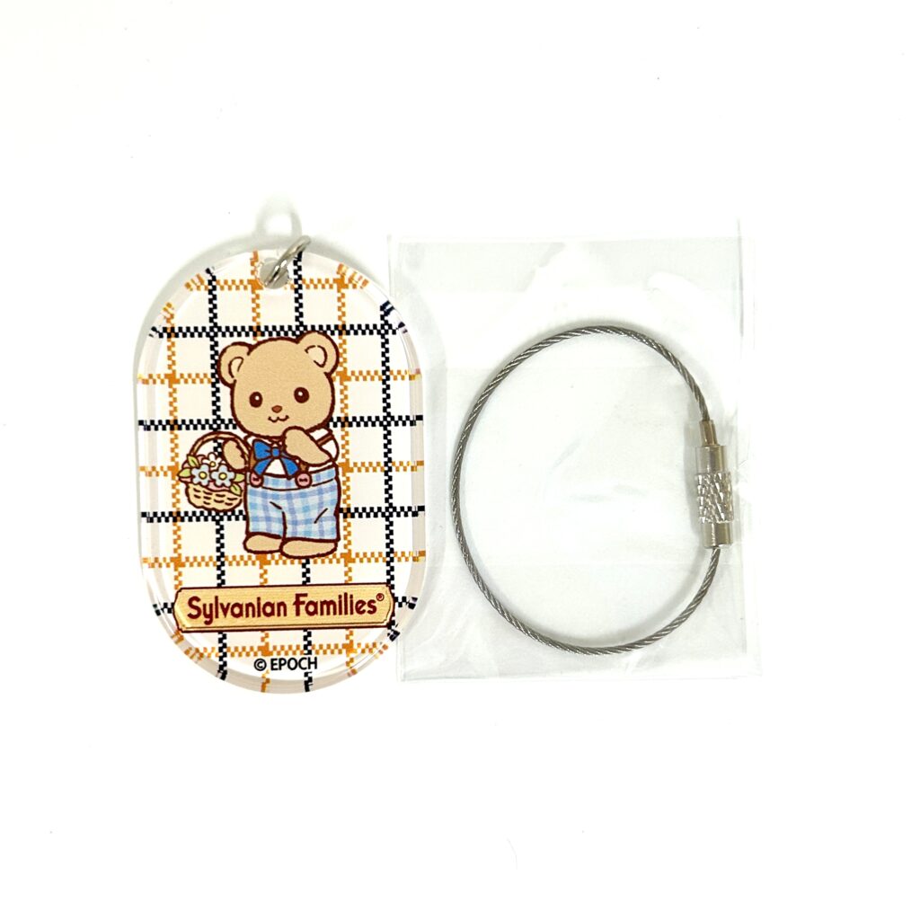سلسلة مفاتيح مع بطاقة Fit Tag Theo - رسم توضيحي لمعرض الذكرى الأربعين لـ Sylvanian Families Calico Critters