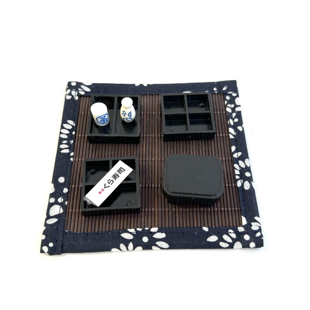Ensemble japonais : natte en paille, tasse à thé Yunomi, bouteille de saké Tokkuri et boîte à bento