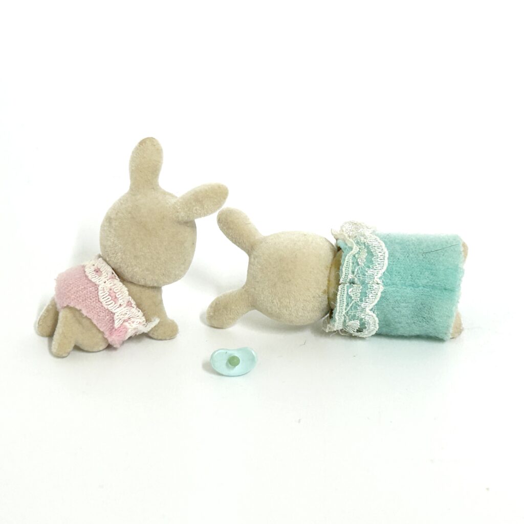 [used] Sleeping Baby Milk Rabbits Sylvanian Families Calico Critters