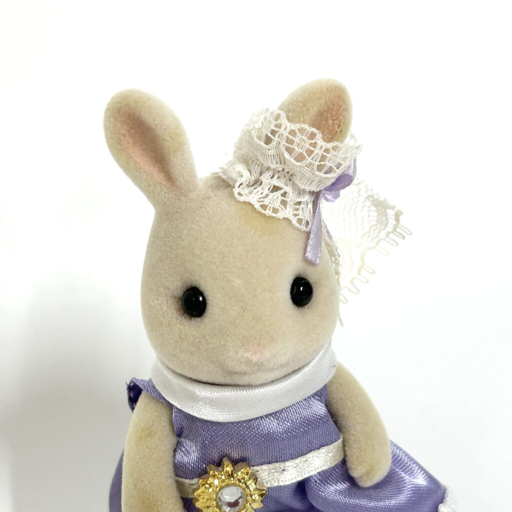 [used] Town Series Milk Rabbit Older Sister Sylvanian Families Calico Critters
