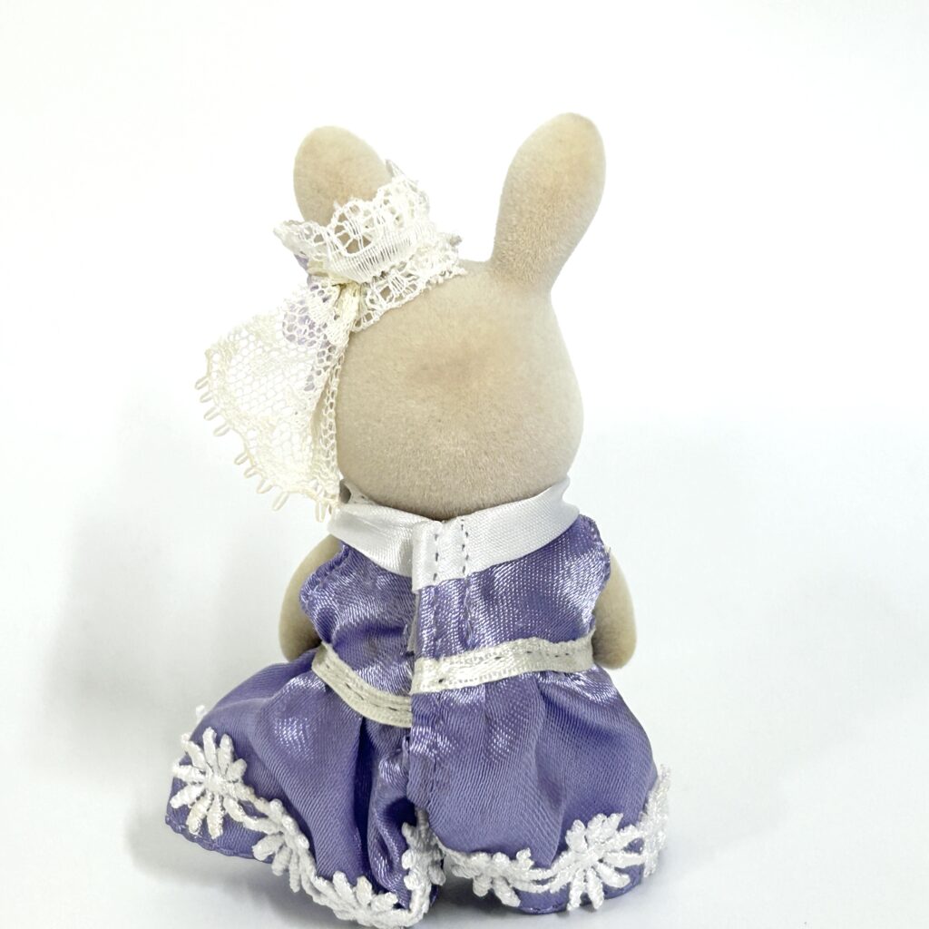 [used] Town Series Milk Rabbit Older Sister Sylvanian Families Calico Critters