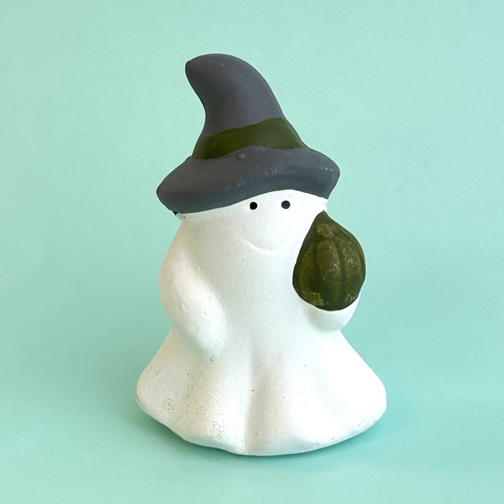 Adorno de resina de bruja fantasma sonriente verde para Halloween, cocina natural