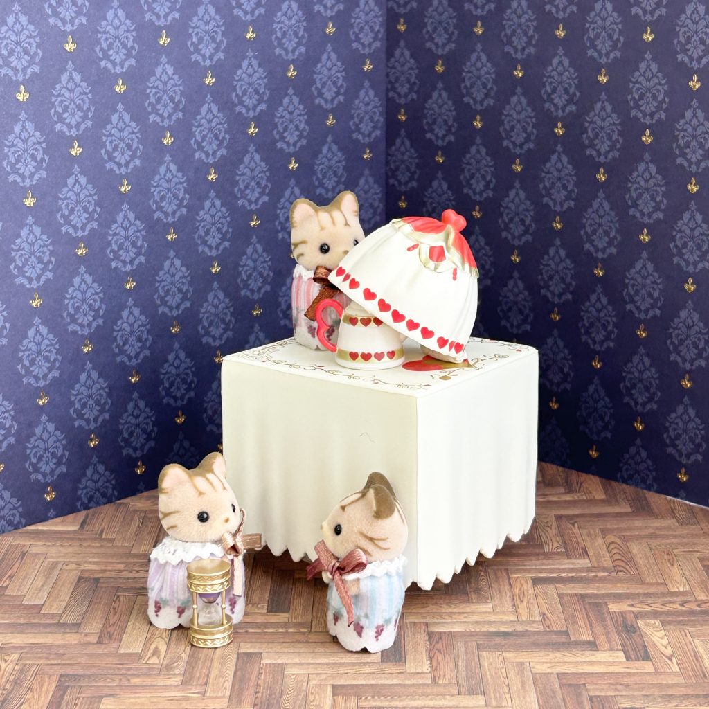 Dollhouse Base et Ensemble de Papier Peint Bleu Damassé Seria