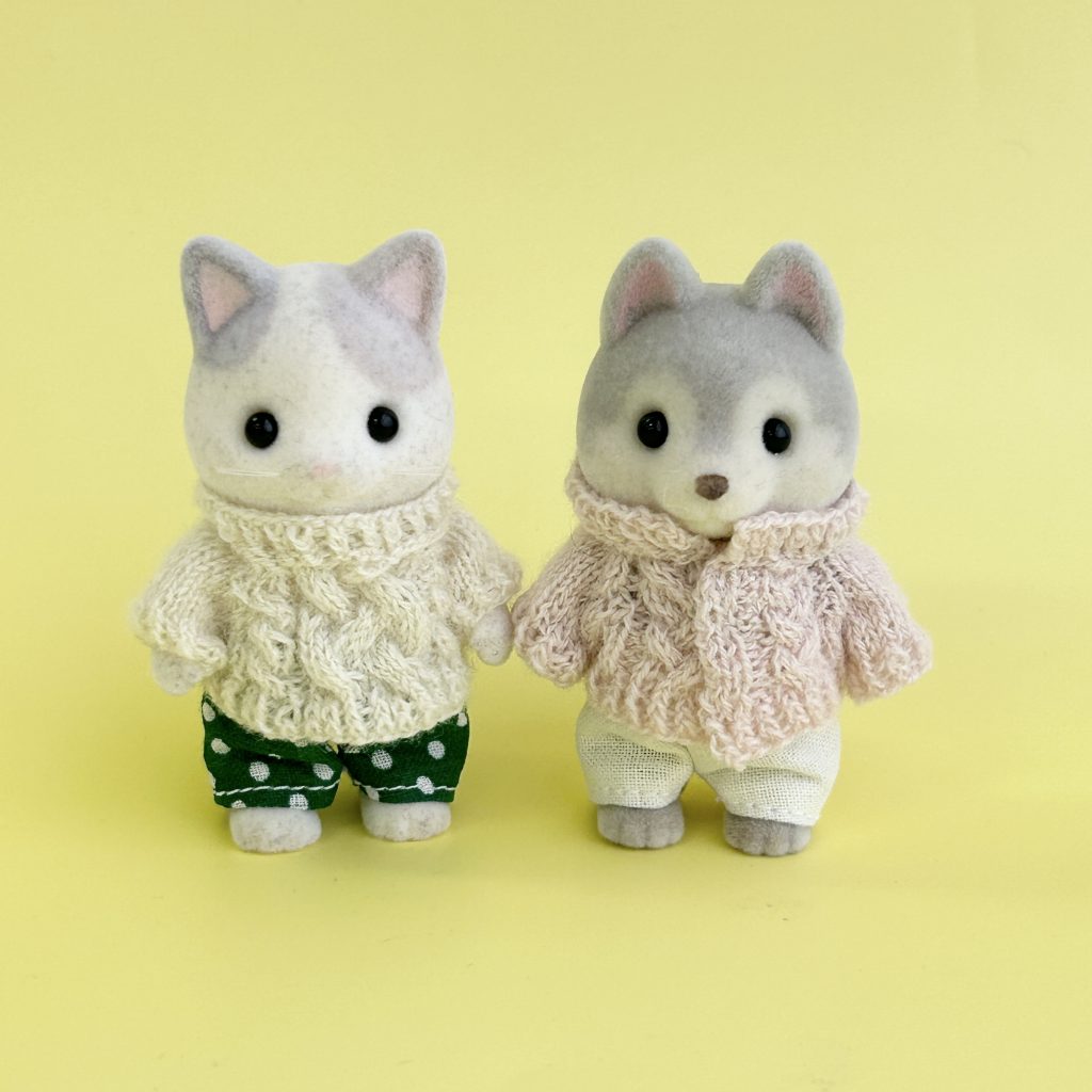 كارديغان بياقة وردي وأبيض مصنوع يدويًا