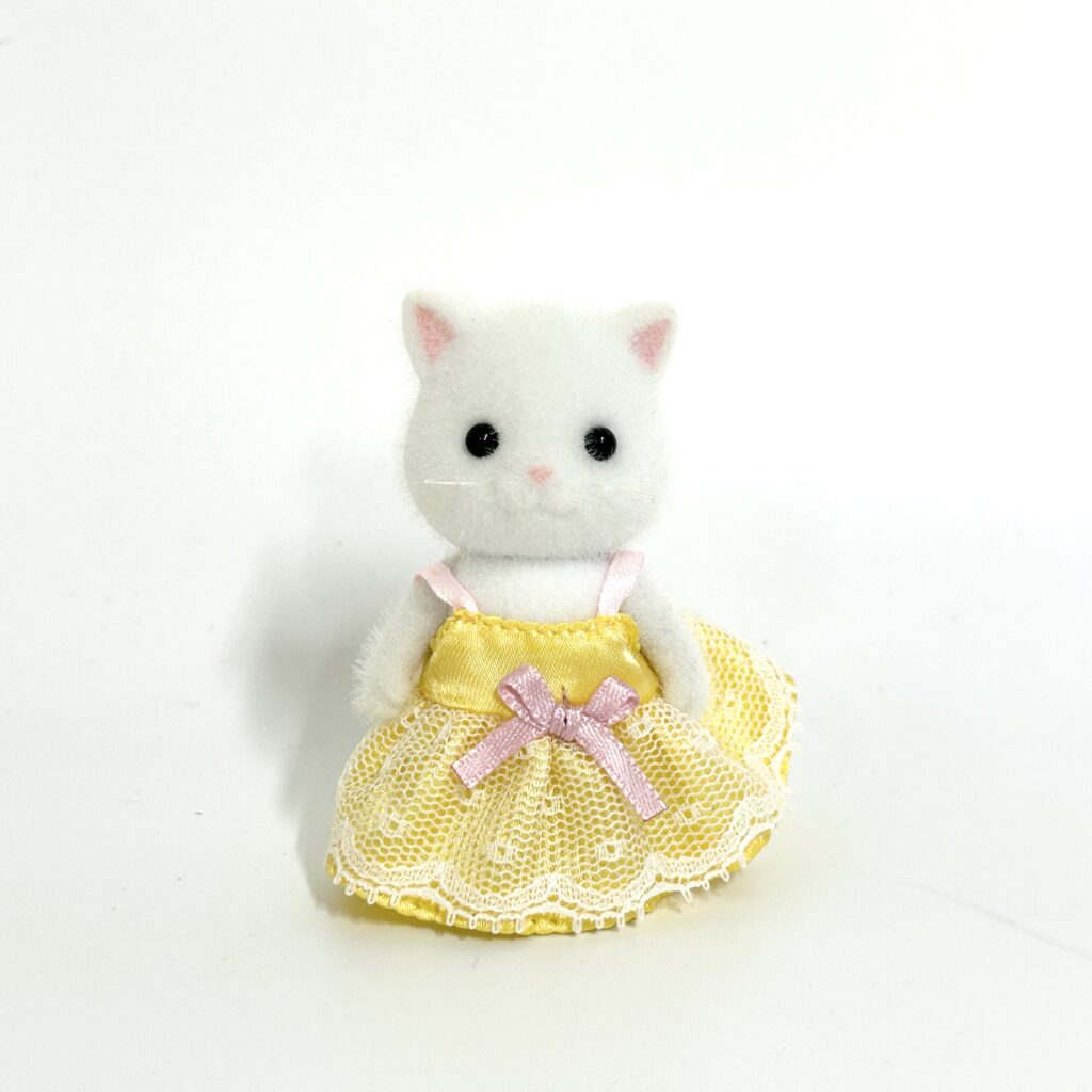 [used] White Persian Cat Girl Sylvanian Families Calico Critters