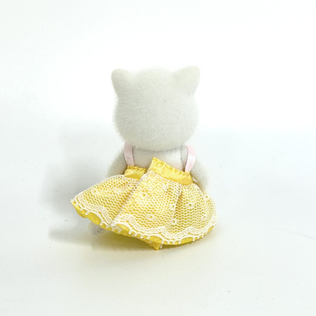 [used] White Persian Cat Girl Sylvanian Families Calico Critters