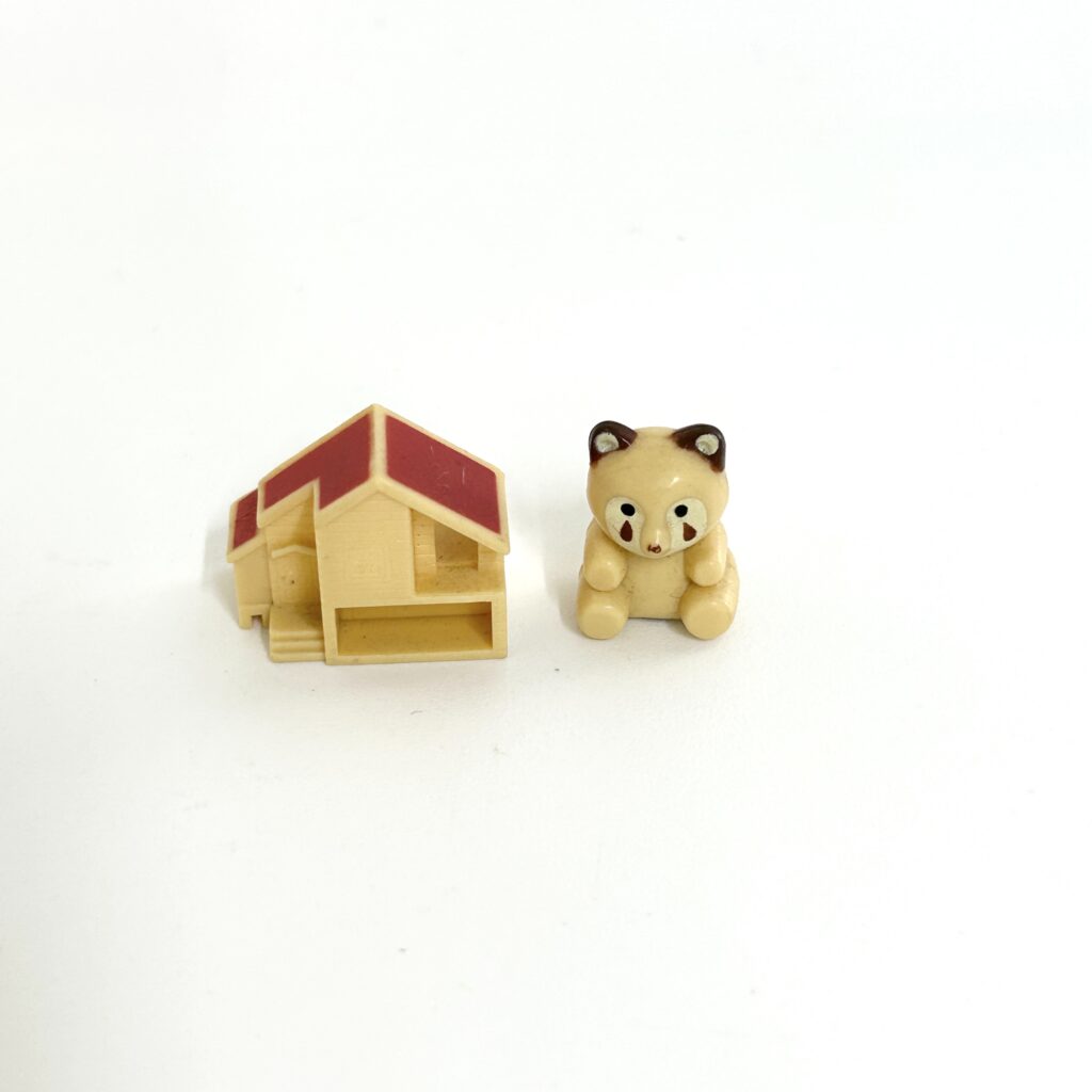 [used] Miniature Red Roof House and Raccoon Sylvanian Families Calico Critters