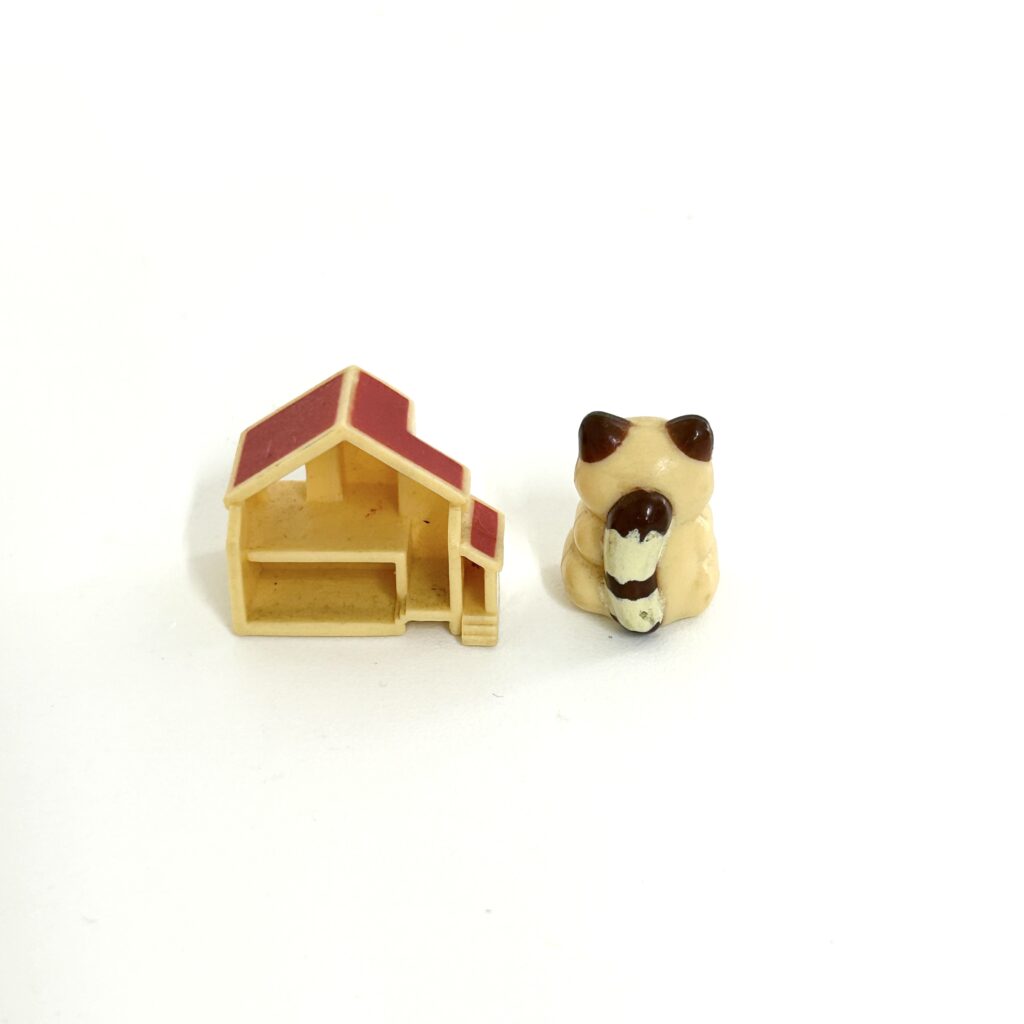 [used] Miniature Red Roof House and Raccoon Sylvanian Families Calico Critters