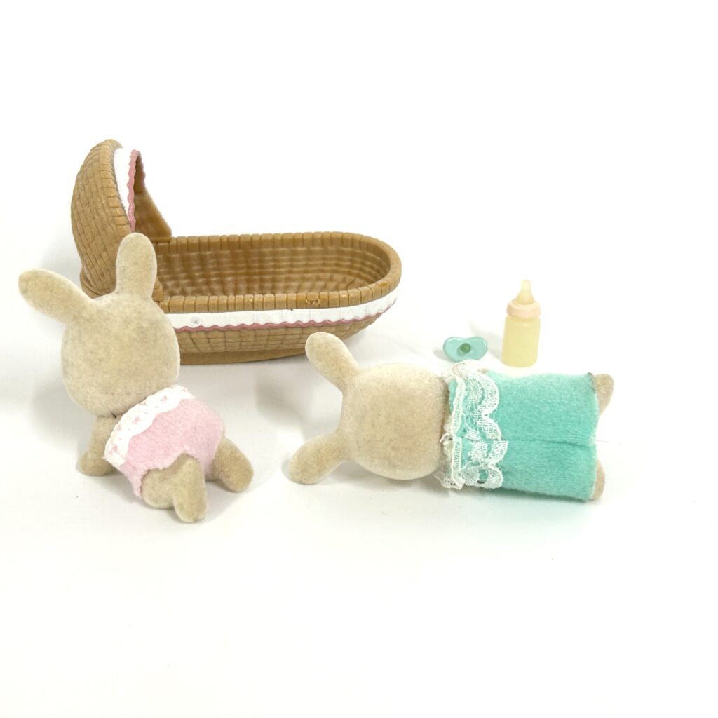 [used] Sleeping Ivory Rabbit Babies Sylvanian Families Calico Critters