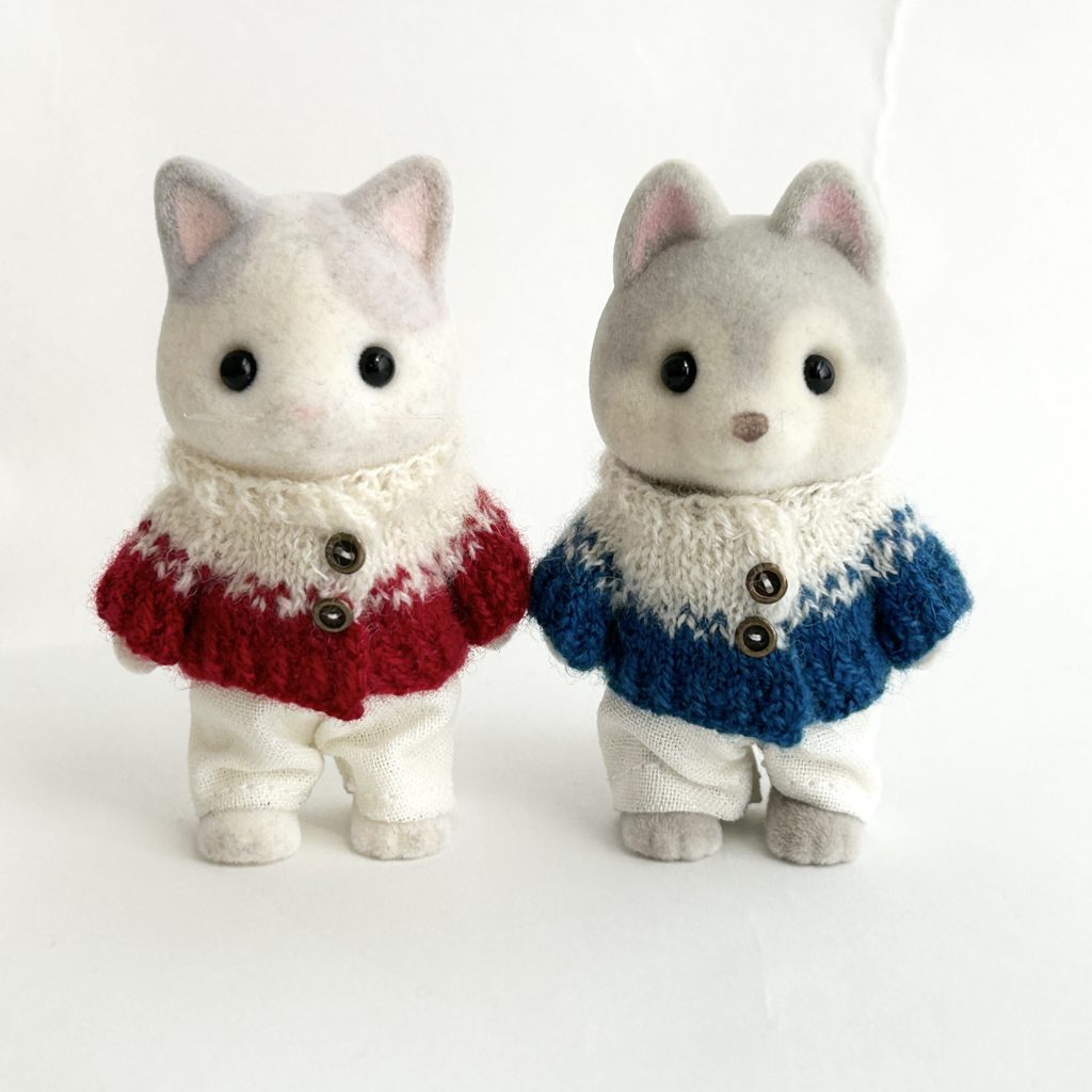 Cardigans rouges et bleus faits main