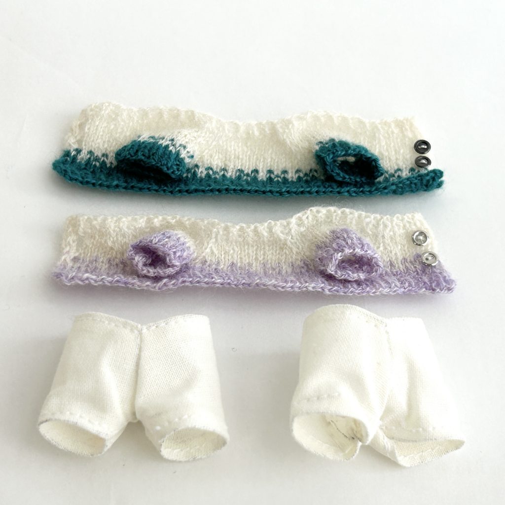 Cardigans faits main en violet et vert