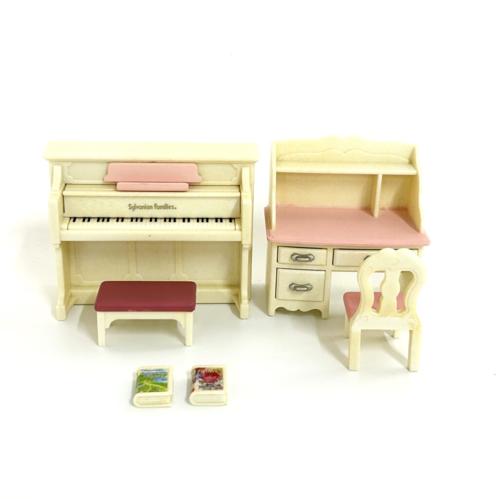 [used] White and Pink Furniture Sylvanian Families Calico Critters