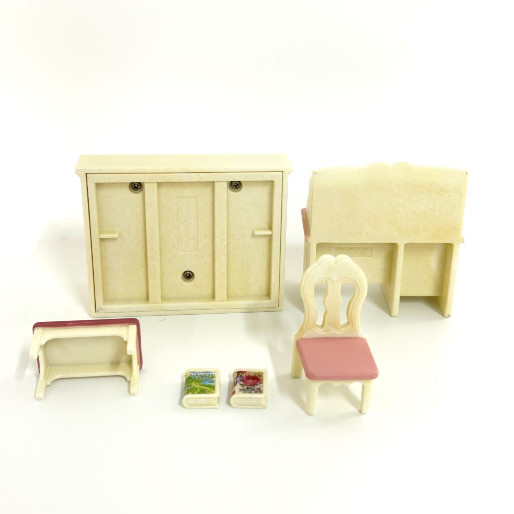 [used] White and Pink Furniture Sylvanian Families Calico Critters