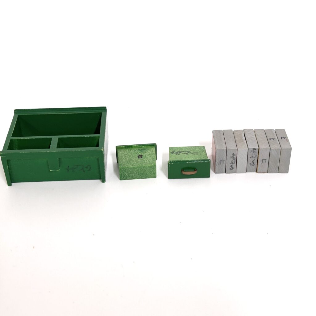 [used] Vintage Green Bookshelf Set 1985 KA-05 Sylvanian Families Calico Critters