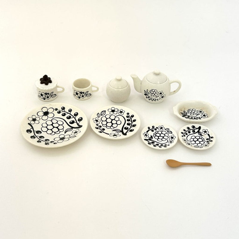 [Used] PLANT-PATTERNED DINNERWARE SET Does not apply