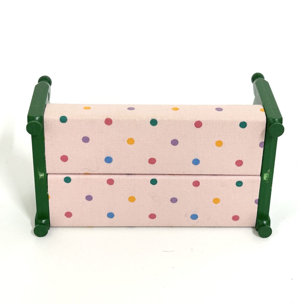 [used] Vintage Green Bed (M) Polka Dots White Sylvanian Families Calico Critters