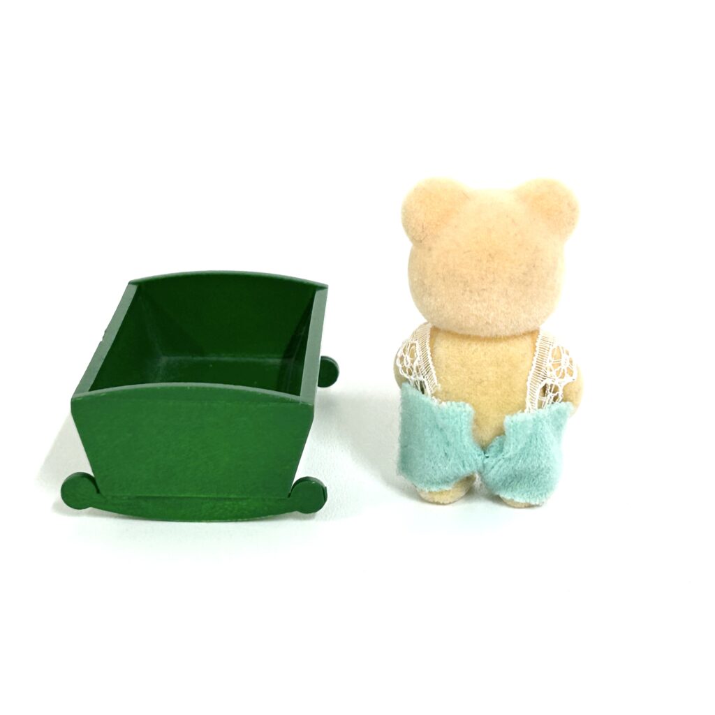 [used] Baby Crib and Baby Bear Sylvanian Families Calico Critters