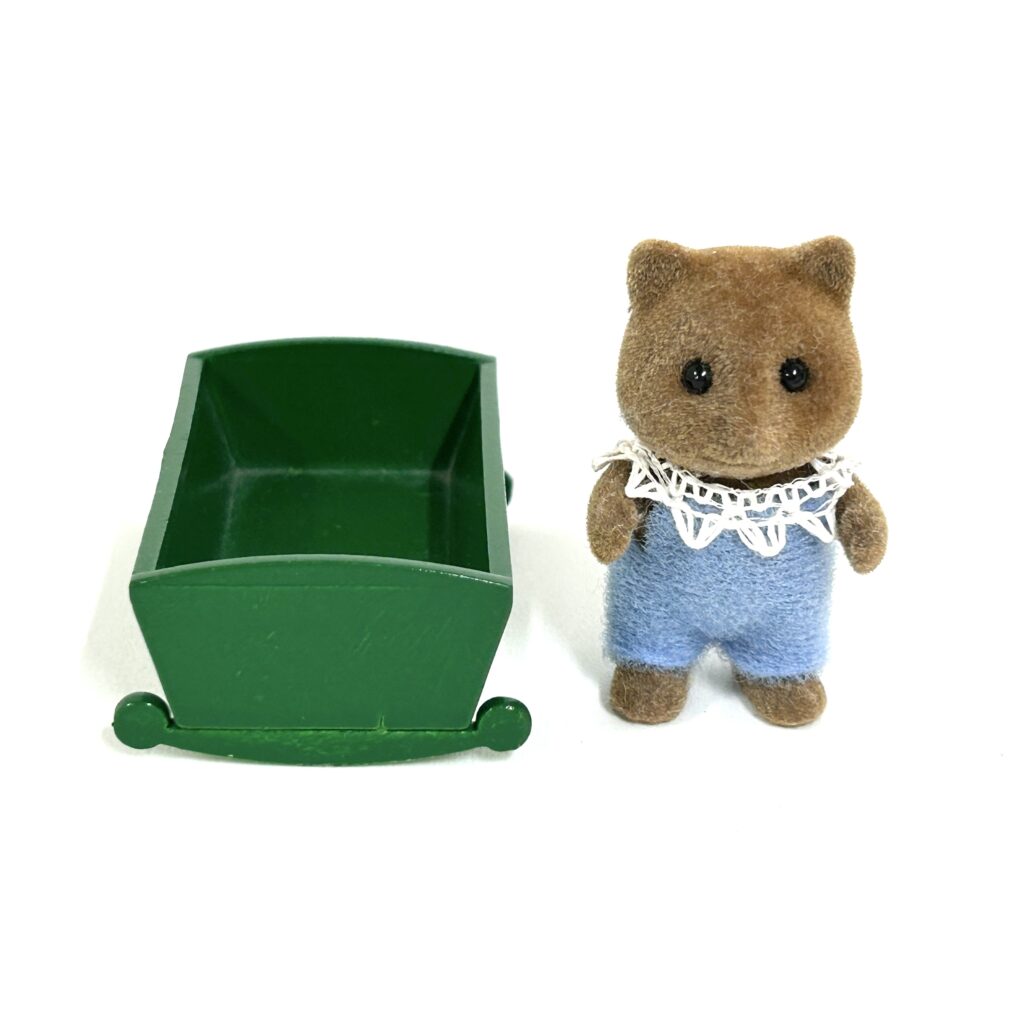 [used] Baby Crib and Baby Raccoon Dog Sylvanian Families Calico Critters