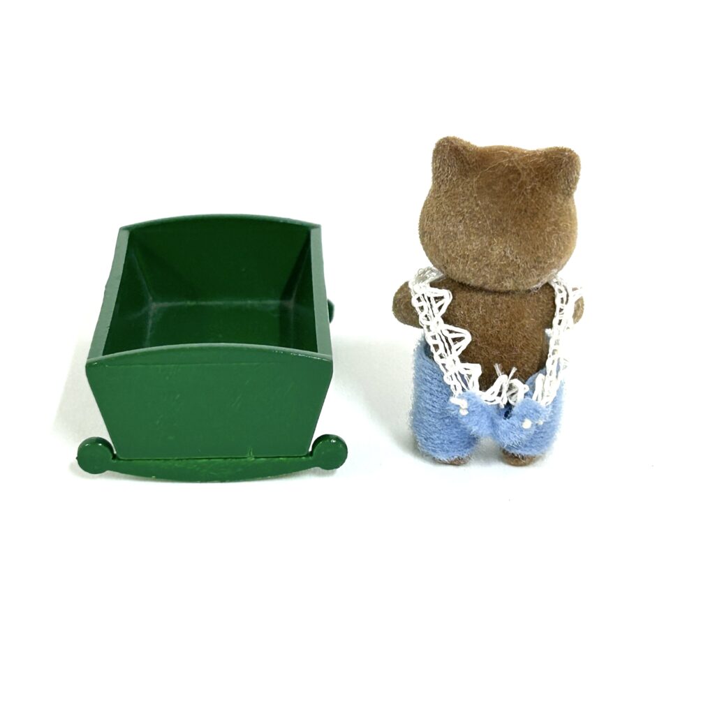 [used] Baby Crib and Baby Raccoon Dog Sylvanian Families Calico Critters