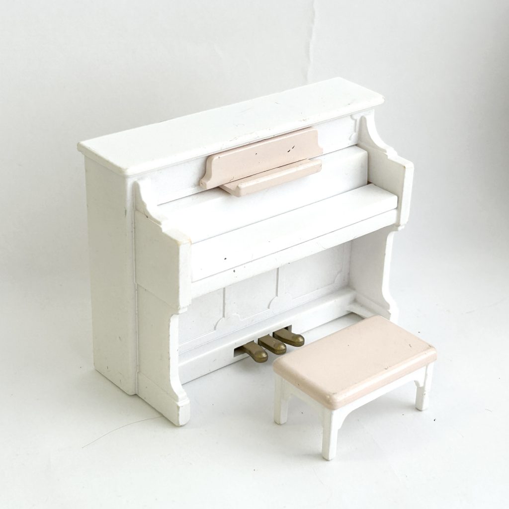 [d'occasion] Ensemble Piano Vertical Blanc Sylvanian Families Calico Critters