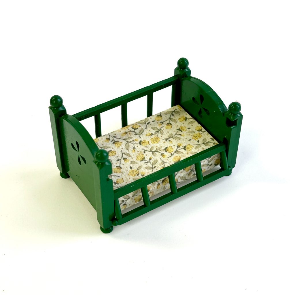 [used] Vintage Green Baby Bed and Chair Sylvanian Families Calico Critters