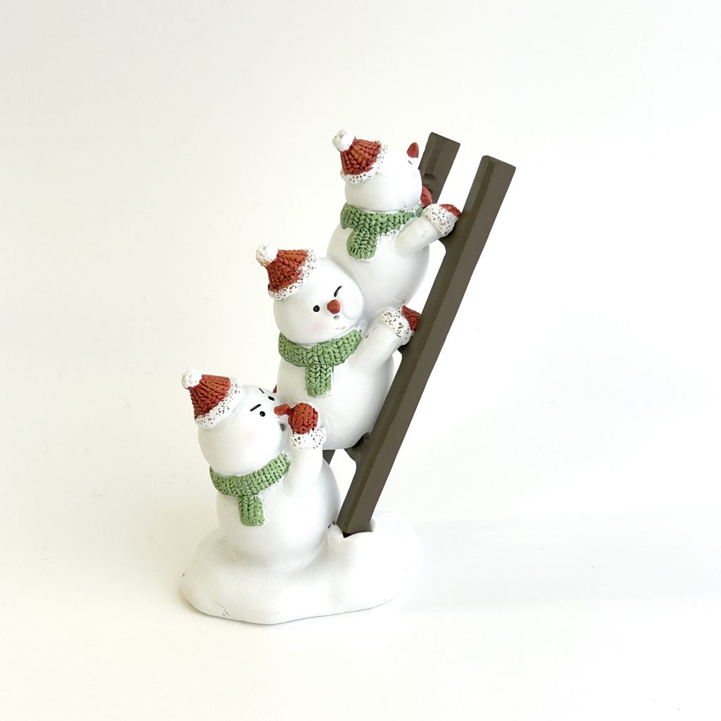 Trio de bonshommes de neige sur une échelle Cuisine naturelle