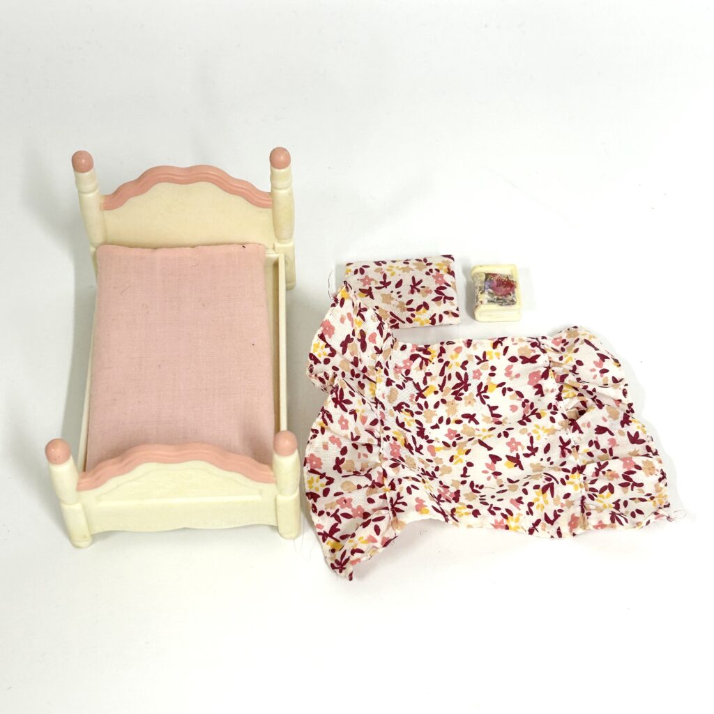 [used] Pink Children's Bed Sylvanian Families Calico Critters