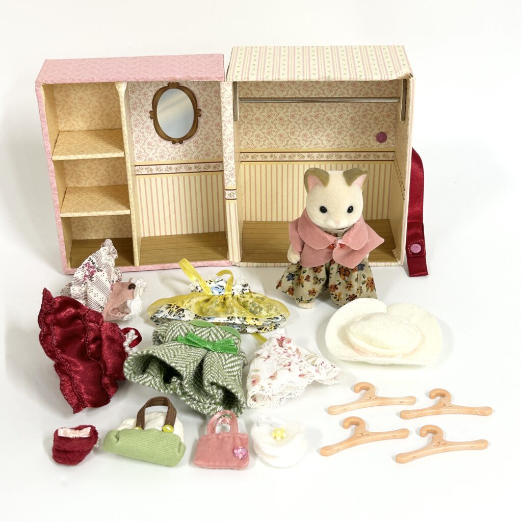 [used] Dresser box Cream Cat Sylvanian Families Calico Critters