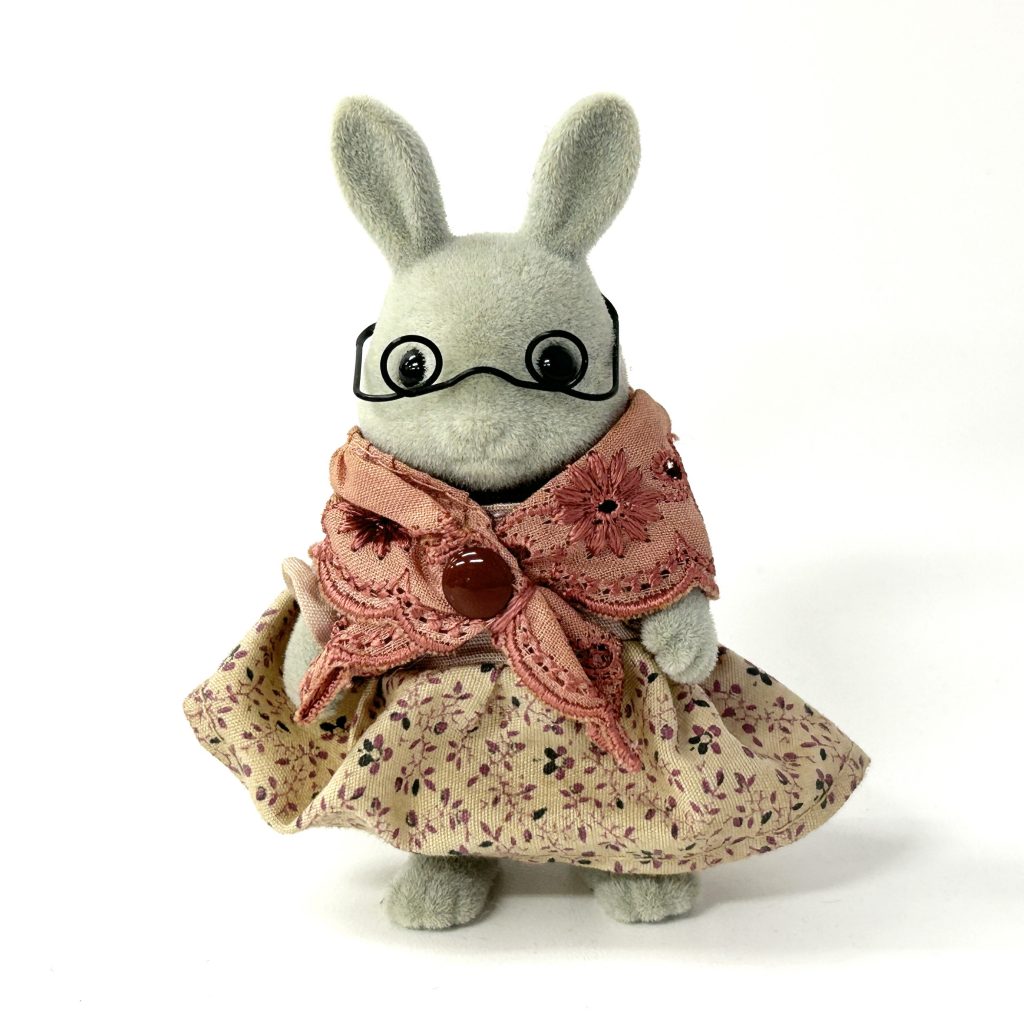 [used] Vintage Gray Rabbit Grandmother 1985 Sylvanian Families Calico Critters